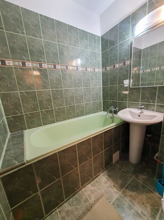 Închiriez garsonieră cu loc de parcare