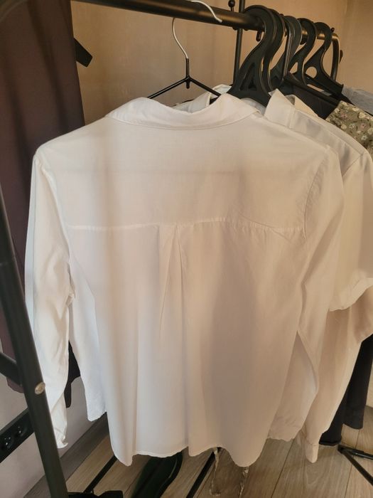 Белая рубашка с длинным рукавом