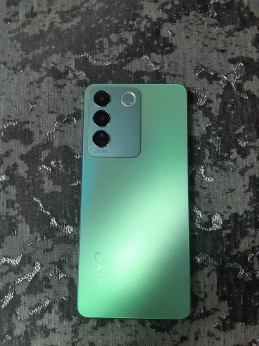 Игровой Флагман VIVO V 27 E , память 8/256 гиг , в идеале