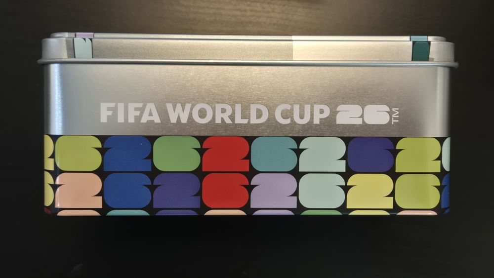 НАМАЛЕНИЕ! Голяма колекционерска кутия Panini / Панини World Cup 2026 + 15 емблеми, FWC + 45 обикновени стикери