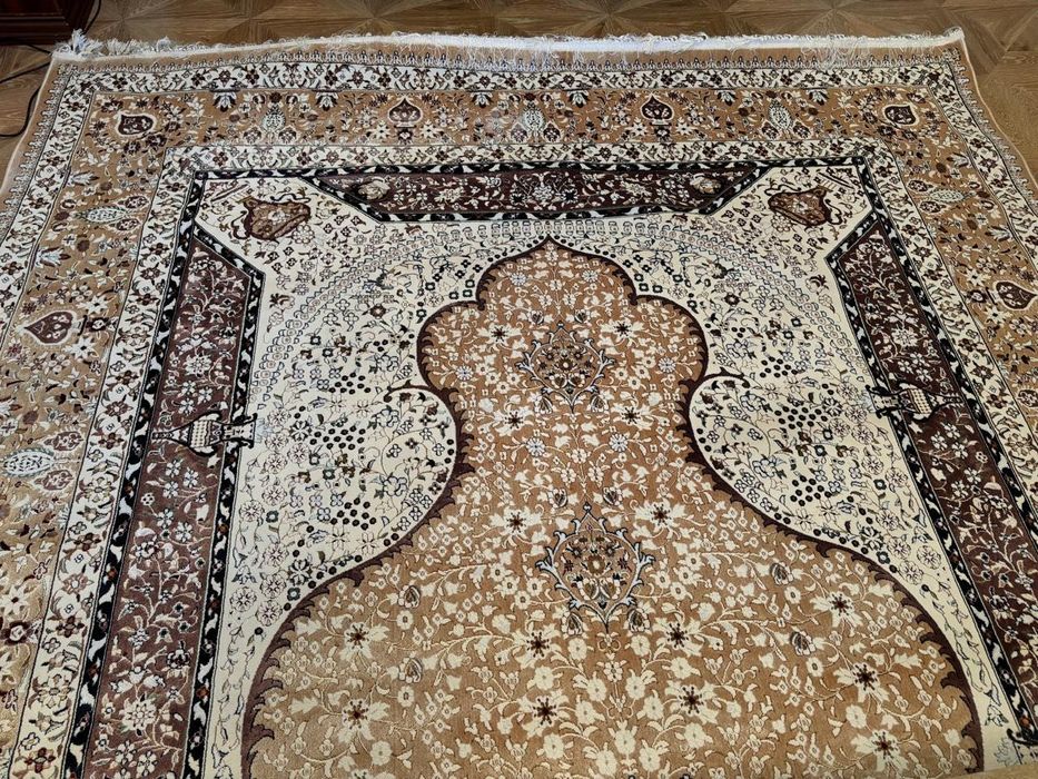 Продам новый ковер шелковый  3на 5