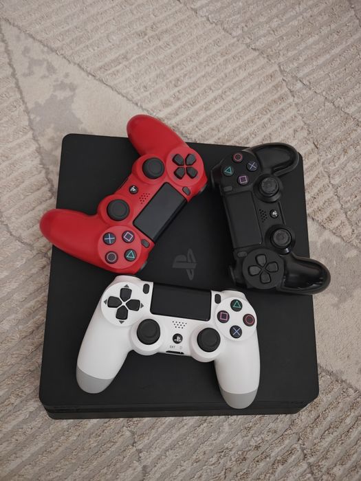 Продаю пс 4 3 джостика 20 игр