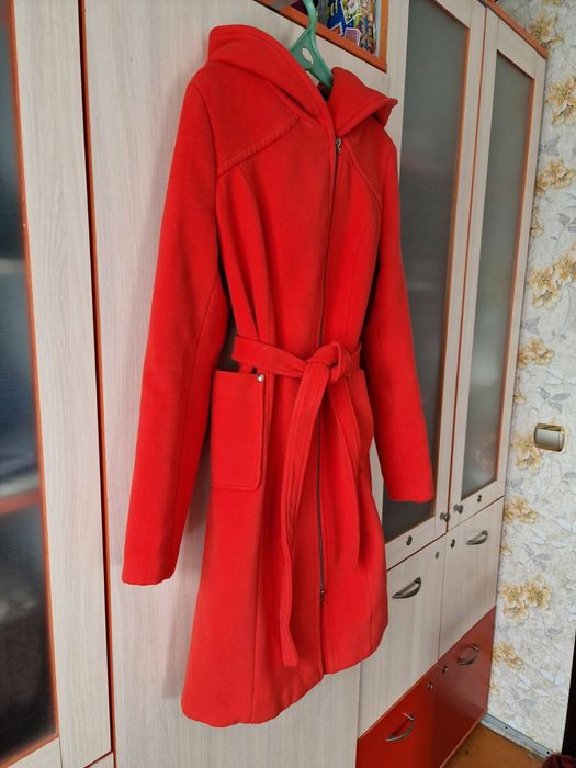 Продам дёшево новое пальто.