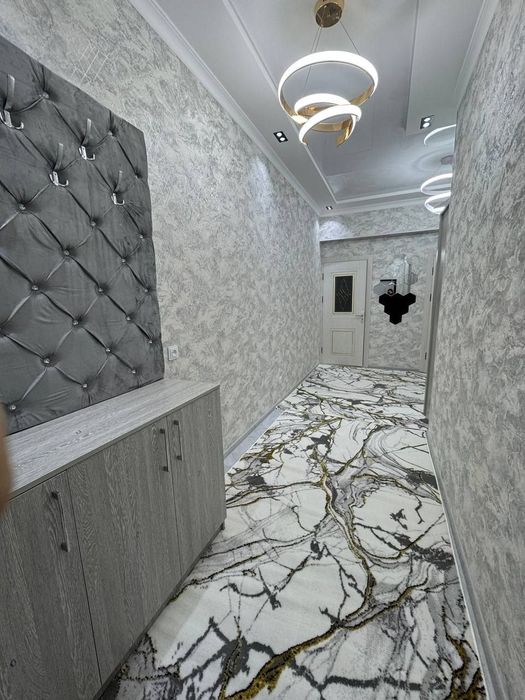 Шахар марказида жойлашган 3 хонали килинган квартира ижарага берилади