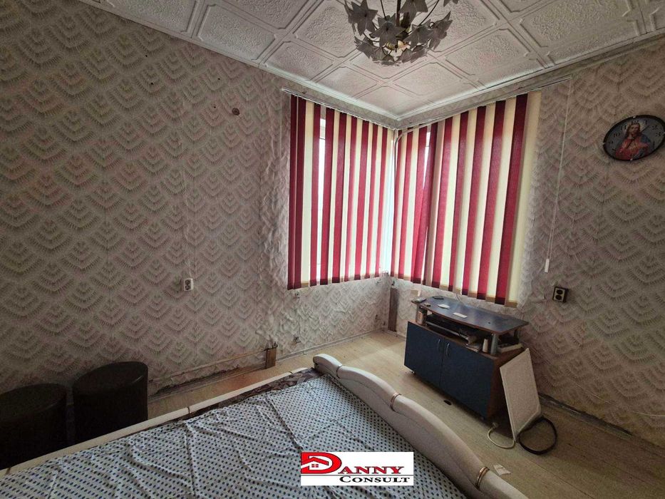 Къща с двор и гараж в гр. Павликени