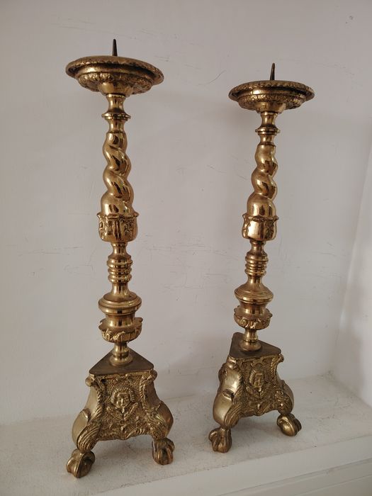 Superb set de 2 sfeșnice de podea din bronz masiv in stilul Baroc ,piese cu o lucrătură de o foarte mare finețe,stare excelenta, dimensiuni h 55 cm