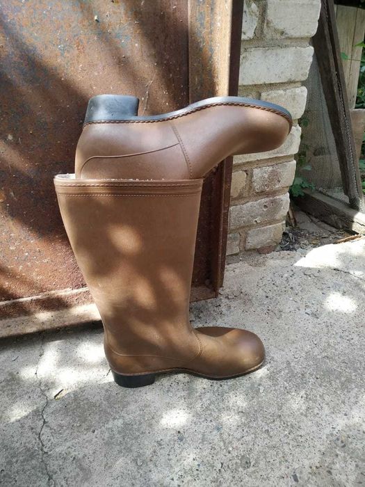 Сапоги резиновые новые.