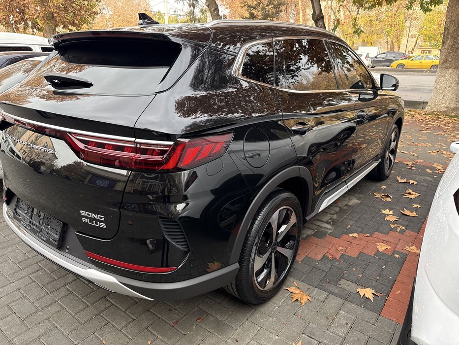 Продаётся BYD Song Plus DM-1 гибрид 2023г цвет черный