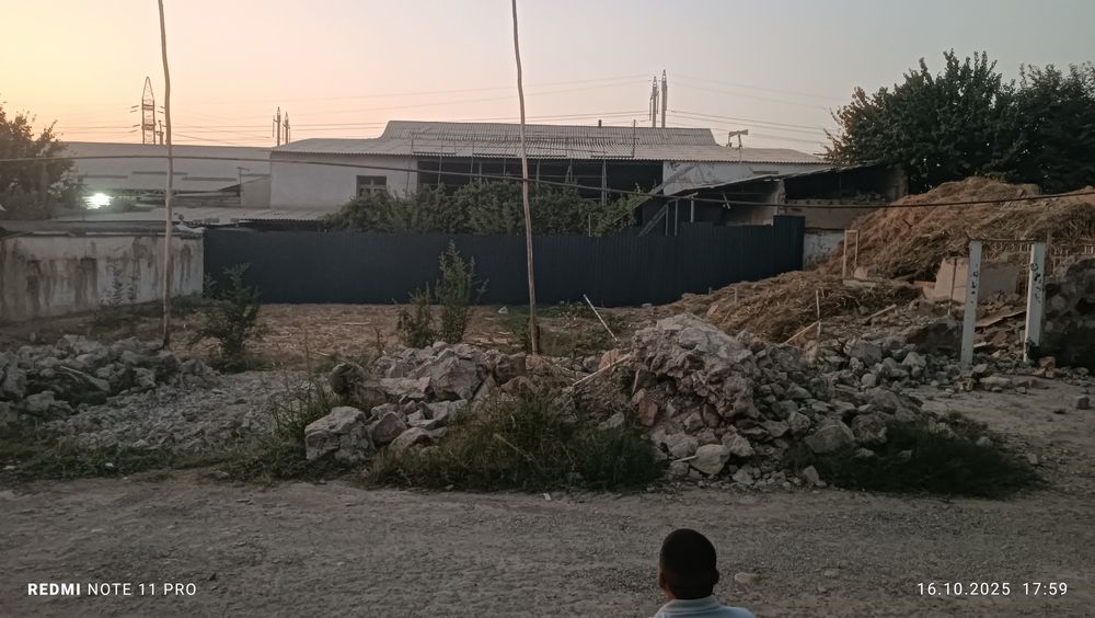 Yer sotiladi laylak maxallada