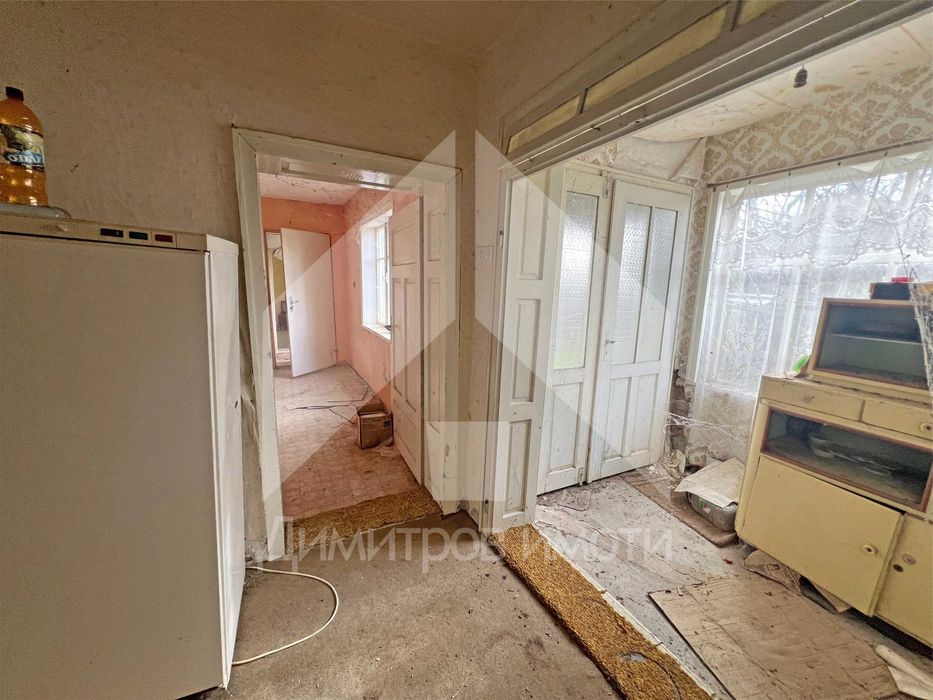 Продава се тухлена къща в гр. Плиска с двор 1200 кв.м. и КЛАДЕНЕЦ.