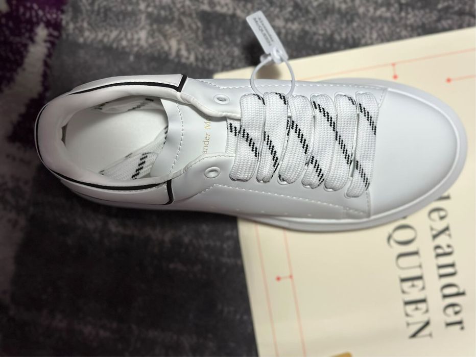 Alexander McQueen alb cu negru