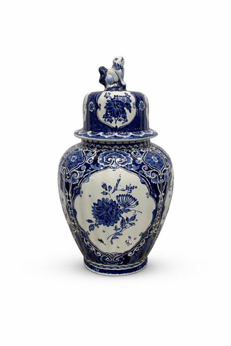 Холандски порцелан Delft синьо бяла ваза с капак Boch