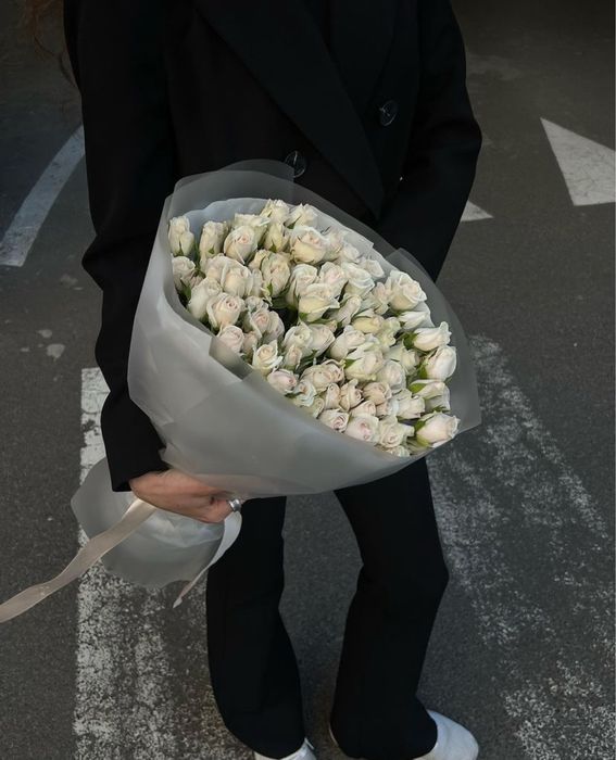 Розы, кустовые розы, пионы.