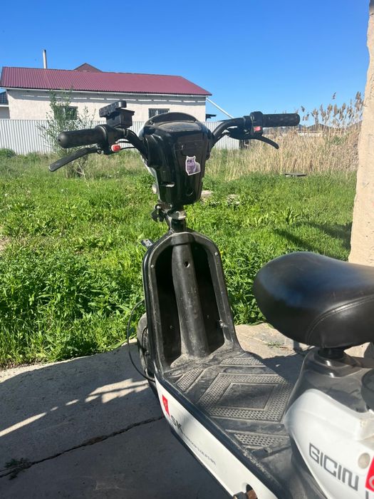 Продам скутер ск8