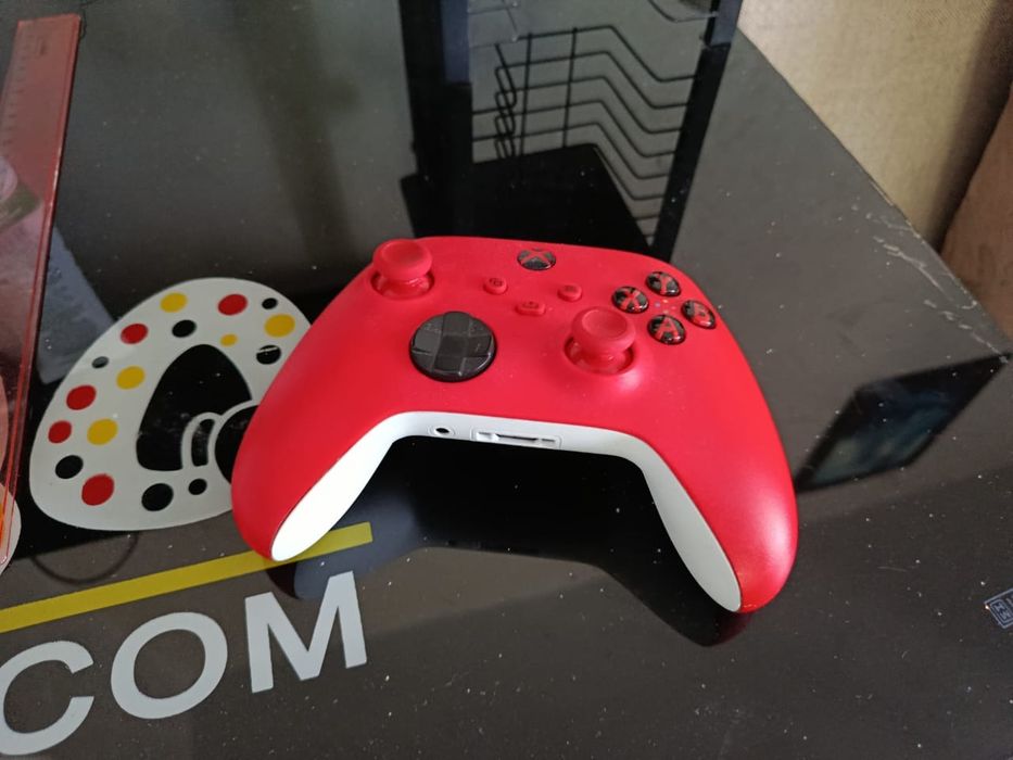 Беспроводной геймпад Xbox Wireless Controller (красный)
