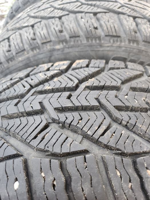 Vând  2 cauciucuri 215 55 r16 iarna aproape noi