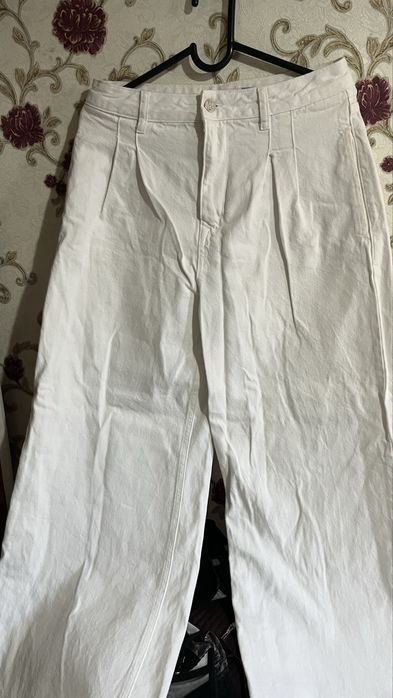 Белые джинсы katon