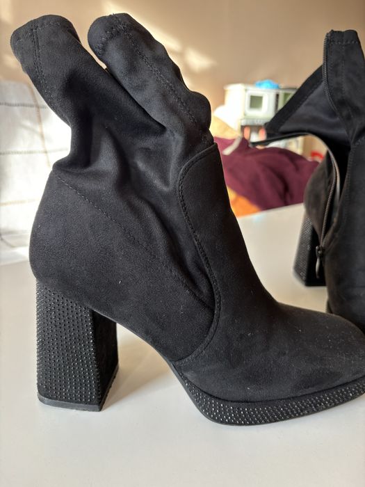 Черни боти с ток и камъчета