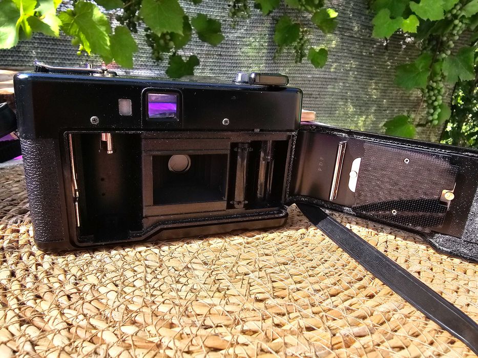 Aparat foto pe film Yashica MF-2  (Aparatul practic pentru lomografie)– Focus Fix, cu Blit, Funcțional + Husă