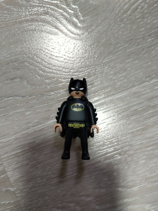 Редкая фигурка Киндер: Super girl и Batman.