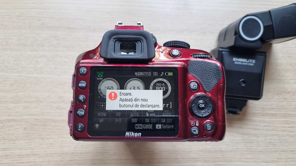 DSLR Nikon D3300 + Obiectiv Sigma DG 28-300mm cu Defecte + Blitz Bun