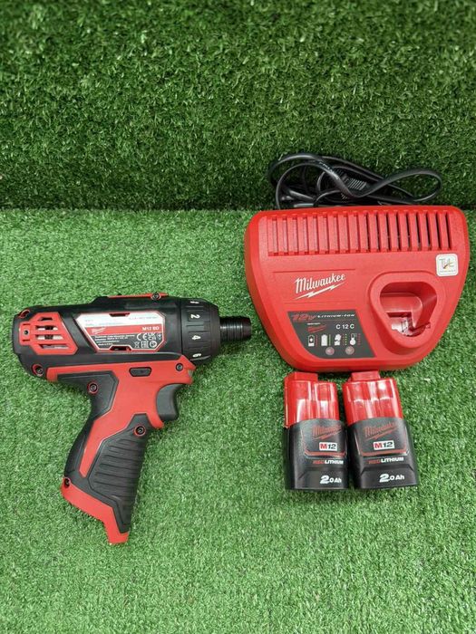 Нов импакт на Milwaukee M12 BD с 2 батерии и зарядно