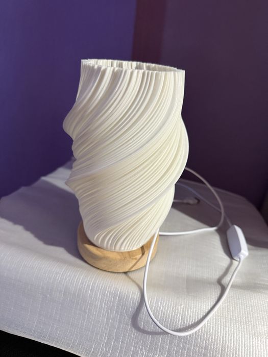 Lampa de noapte cu lumina adjustabila