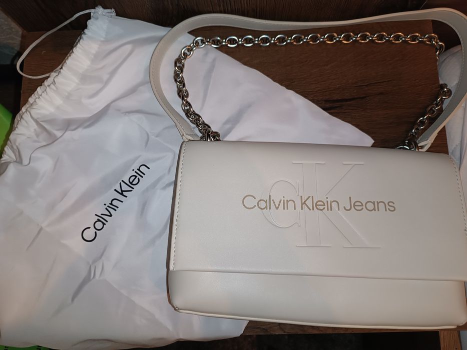 Оригинална  бежова чанта Calvin Klein Jeans