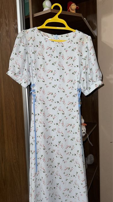 синее платье с цветами