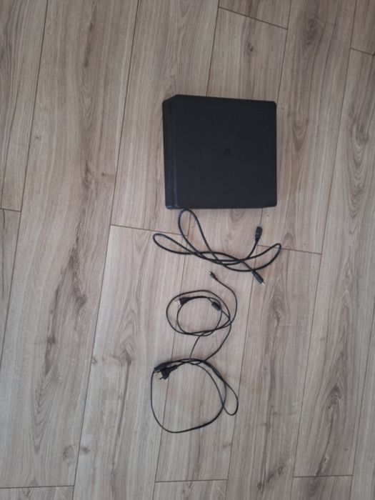 Vând Playstation 4 Slim Nou
