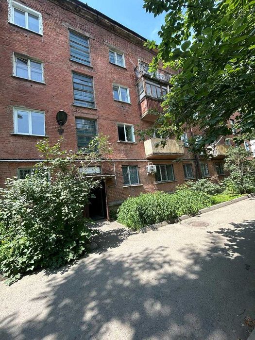 Продам 1,5 в районе магазина Колос