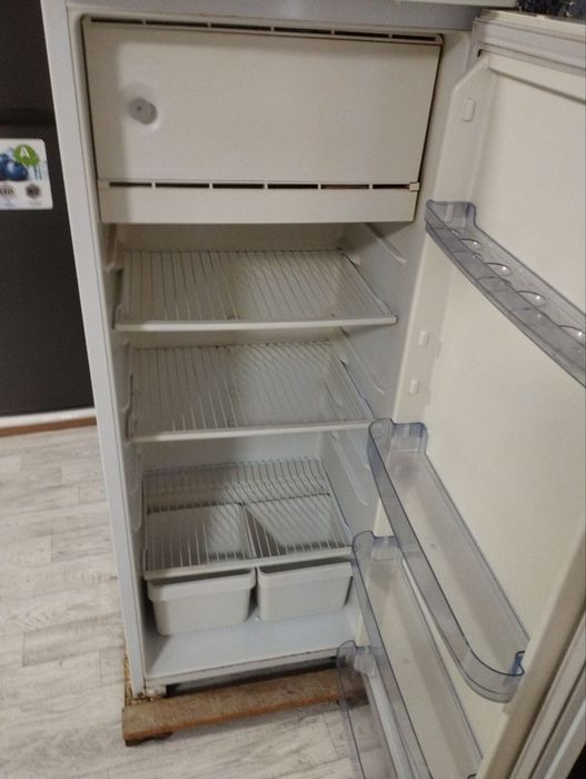 Холодильник сотилади