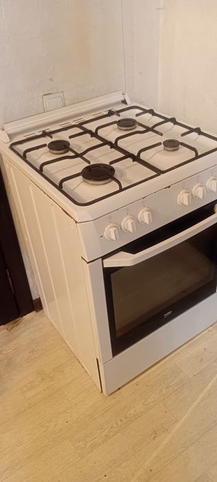 Продам газ плиту Bеко