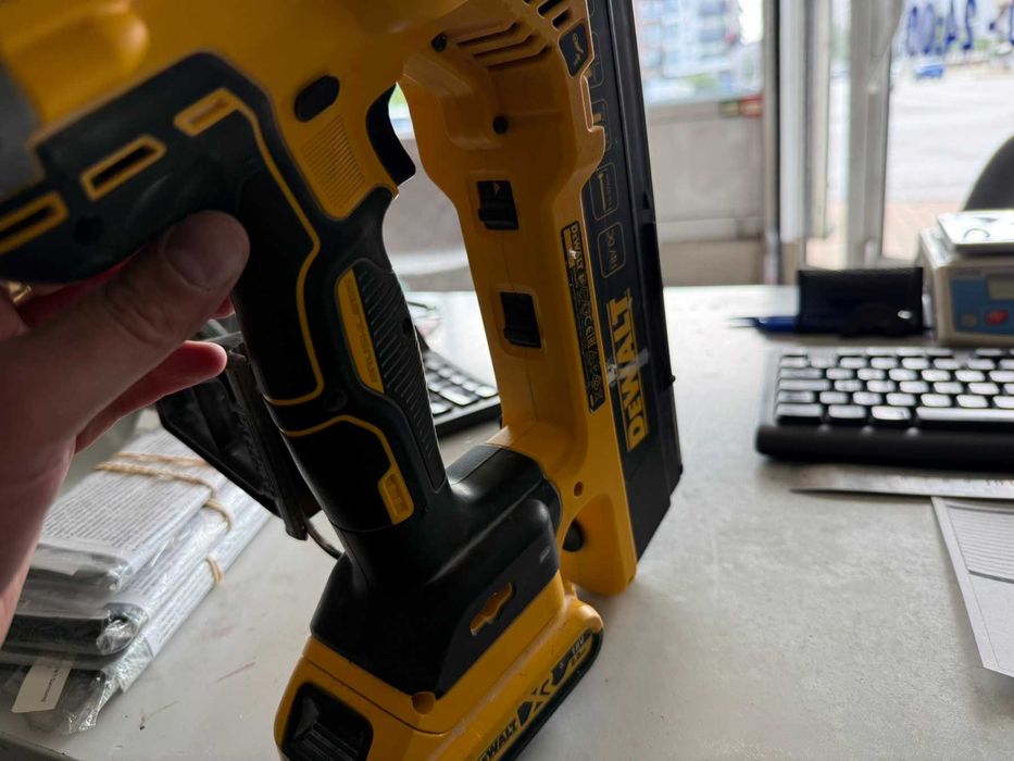 Акумулатор такер Dewalt DCN 890