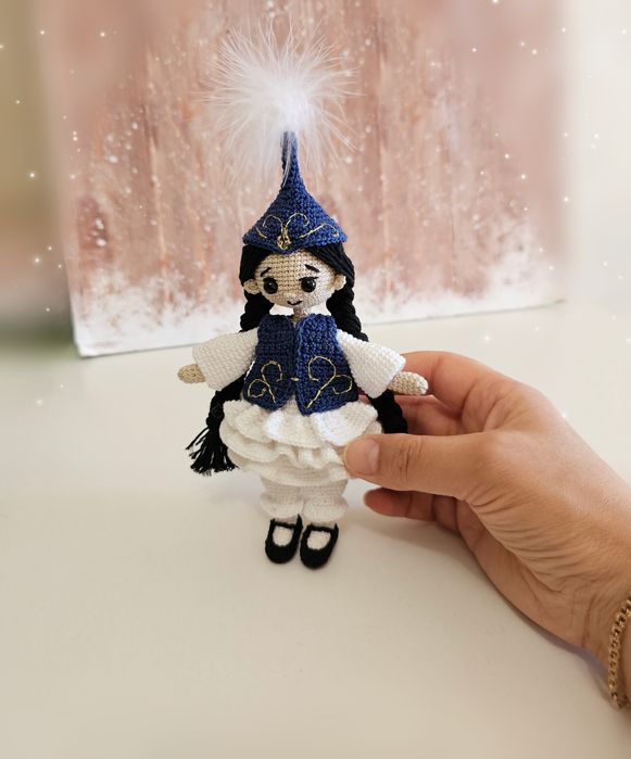 Сувенирная вязаная кукла ,в национальном наряде