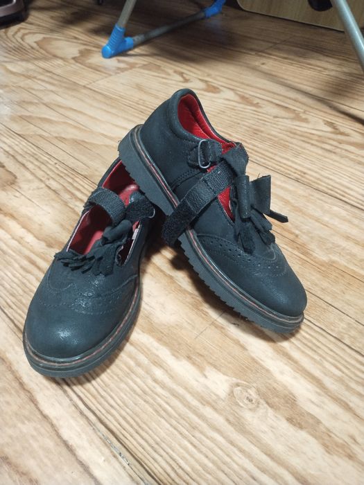 Продаются туфли, кофта на девочку.