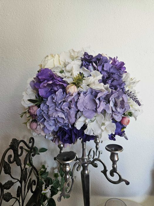 Aranjament floral din flori artificiale pentru evenimente