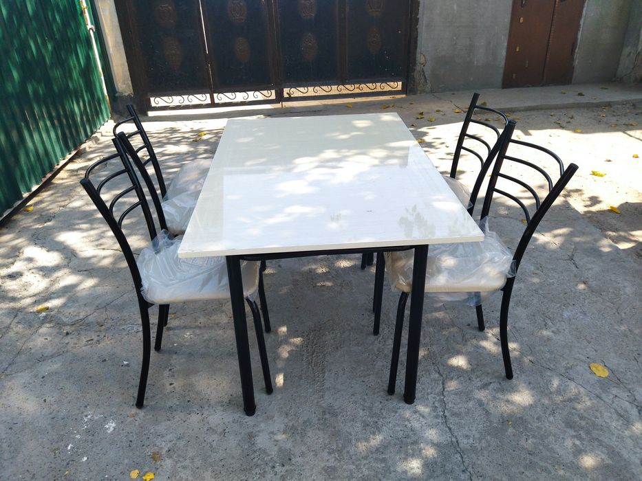 Кухонный стол для дома. кафешки. других заведений.