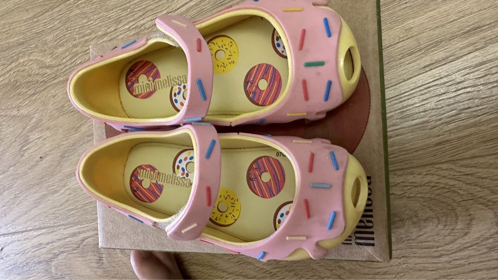 Продам сандалии кроксы