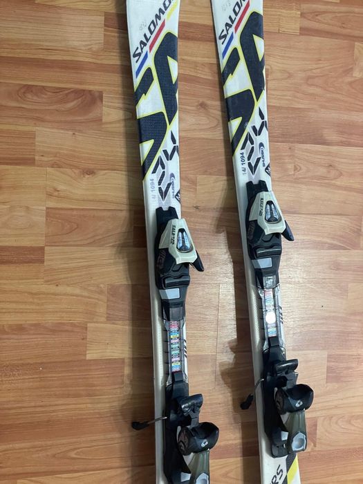 Vând urgent echipamente  de Skiat