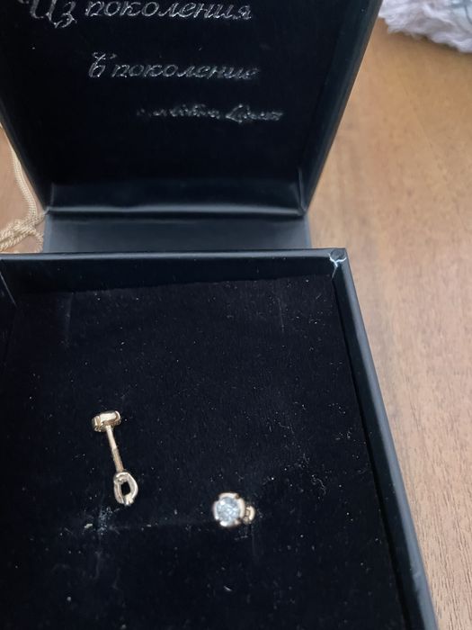 Серьги пусеты продам бриллиант