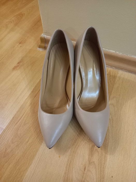 Дамски обувки на дебел ток.