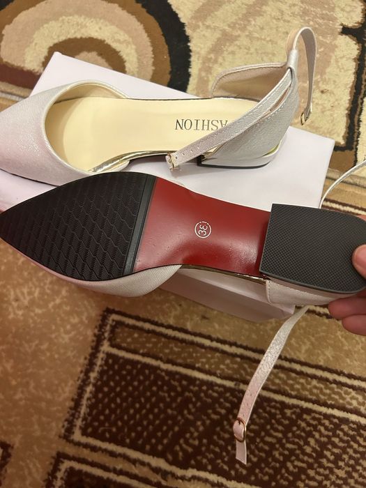 Продам туфли новые 38-39