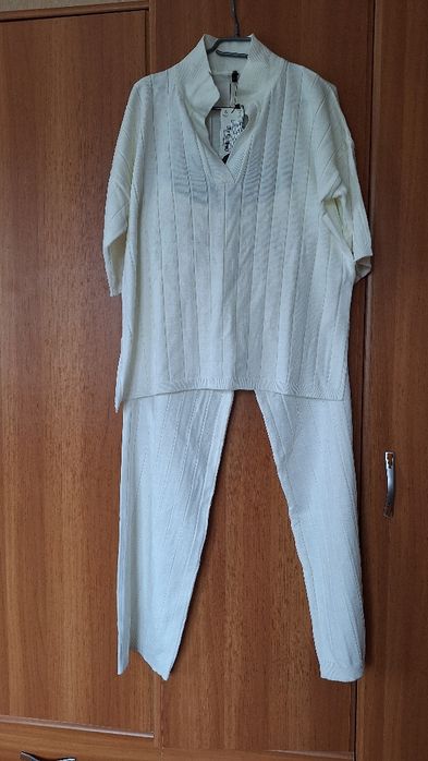 Предлагам дамски комплект в бяло