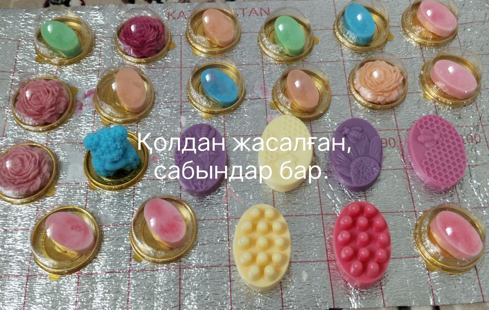Шкатулка, капелник, түрлі түсті сабындар