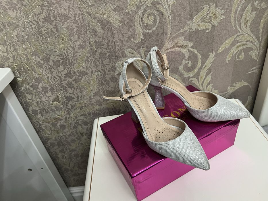 Женская обувь туфли.