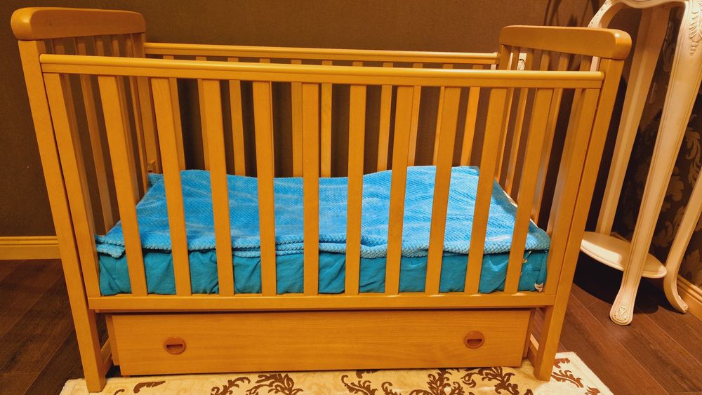 Кровать детская с маятником