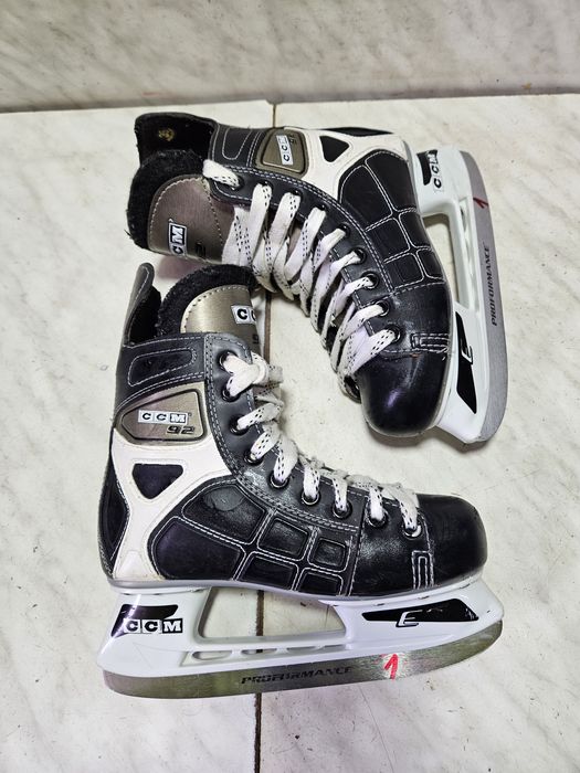 Patine 1 hochei hockey CCM   marimea  35  ( 22,5  cm)