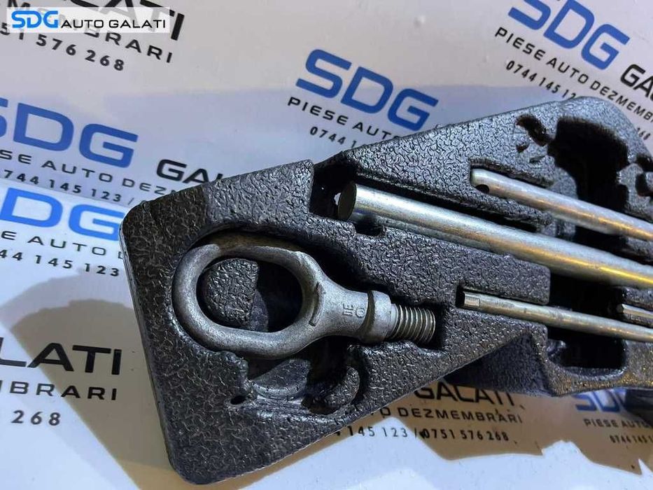 Set Kit Trusa Rezerva Cheie Roti Cui Carlig Remorcare Tractare VW Touareg 2002 - 2010 Cod 7L0012113