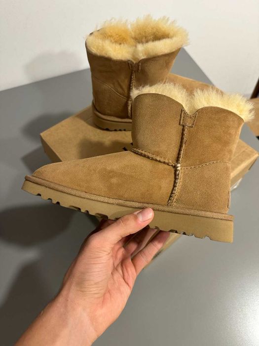 UGG Bailey Button camel, marimea 38